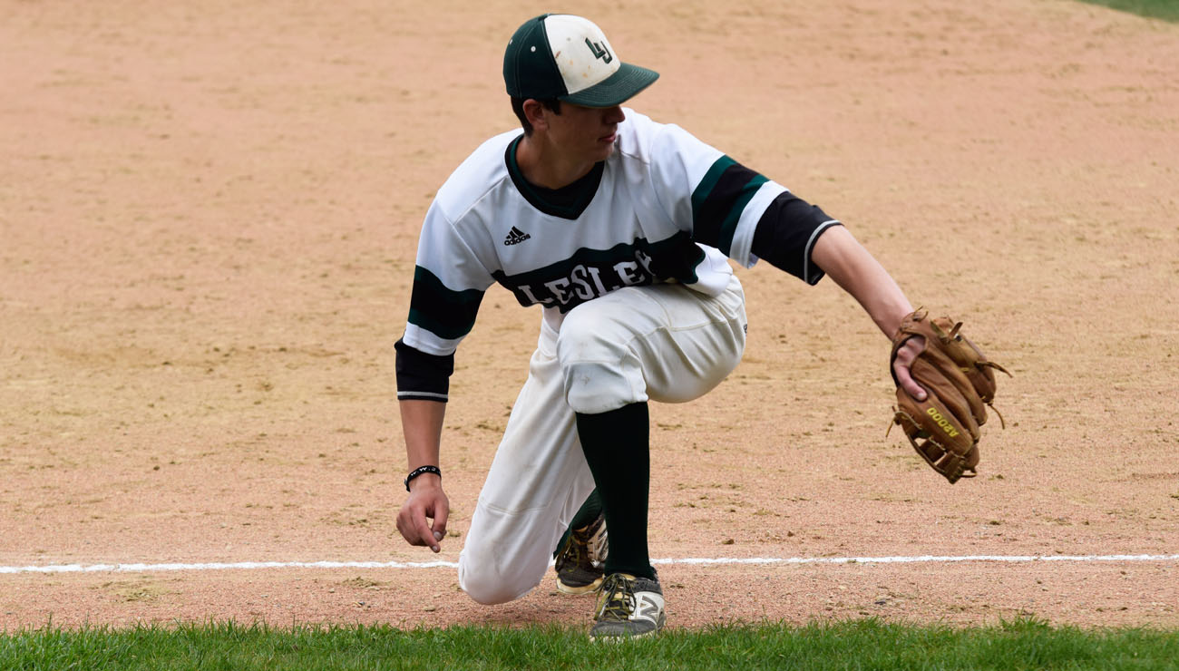 Baseball Splits Doubleheader With Minnesota-Morris