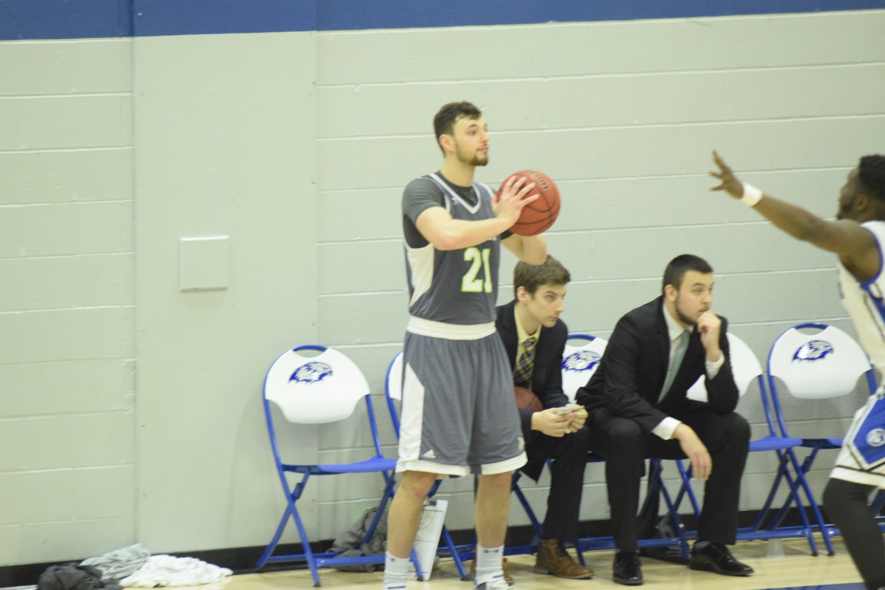 Lesley Falls to Mountaineers, 81-60