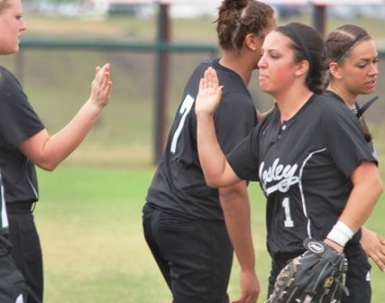 Five-run first lifts Lynx over Gators, 9-5