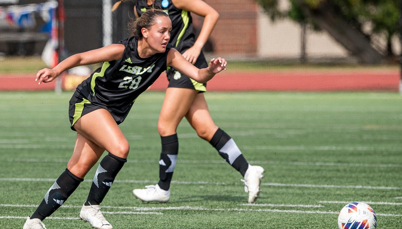 De La Rosa Leads Women's Soccer Past MMA, 4-0
