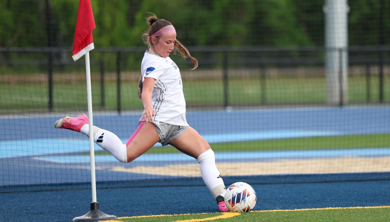Cruz Nets Game-Winner to Lift Women's Soccer Past Delhi, 1-0