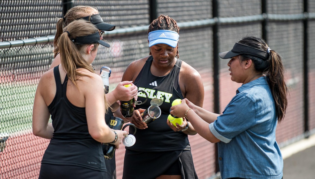 Strong Singles Play Swings Women's Tennis Past Clark, 4-3