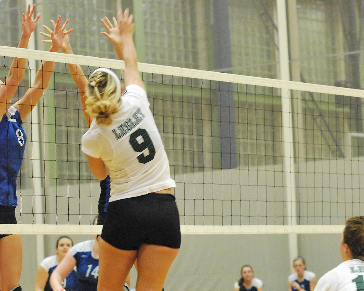 Vikings sail 3-0 over Lynx with pair of tight wins