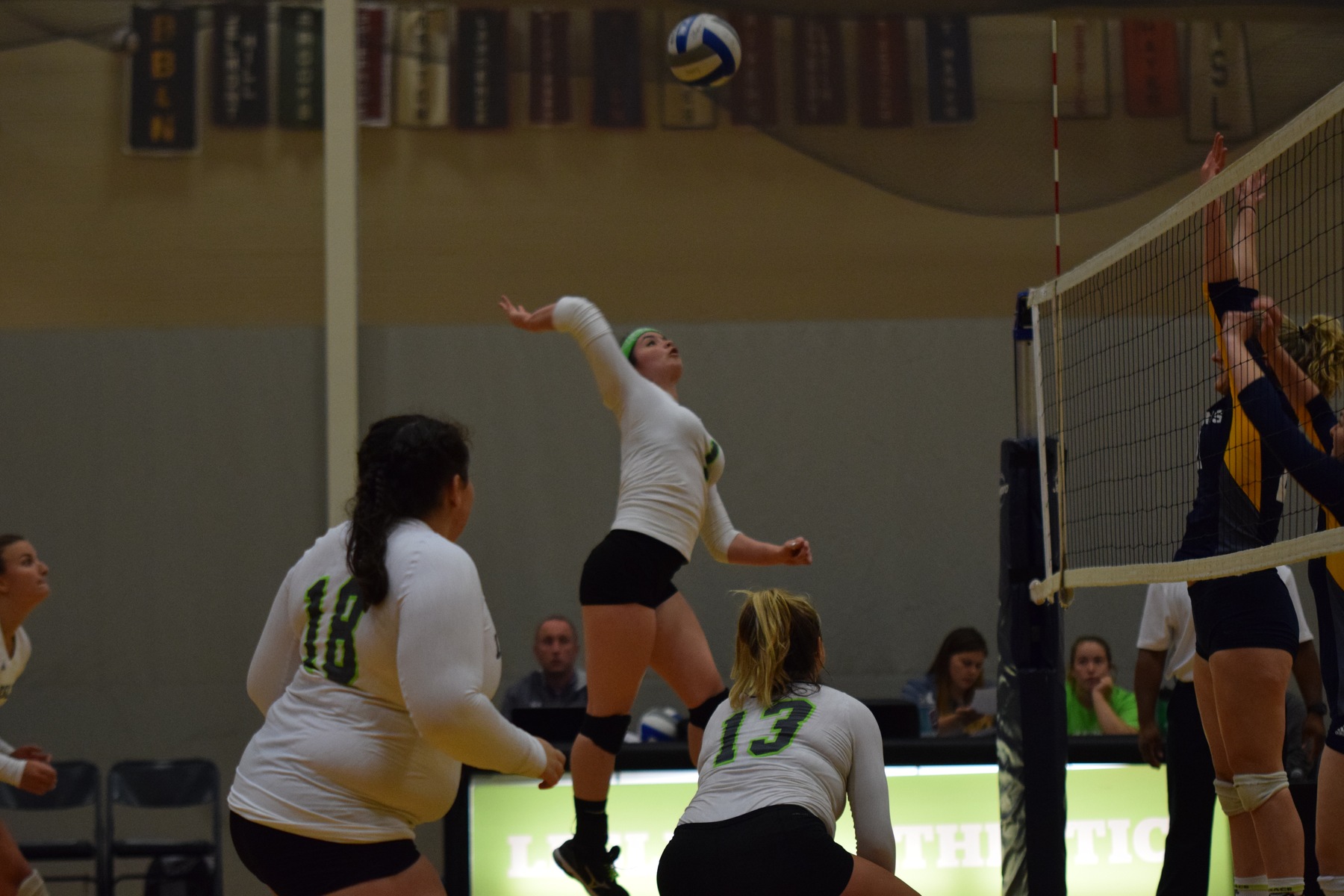 Deluga, Abbruzzese Power Lynx Past Becker